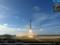 Один из ускорителей новой ракеты Falcon Heavy разбился при посадке