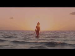 Sexy Zlata Ognevich boasted a figure in a bikini in a new clip