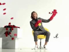 Розы, поцелуи и стильный Винник: певец представил яркое lyric-видео
