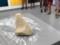 Нос-пылесос собирает белый порошок на выставке современного искусства