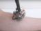 Разработан робот, который шагает по коже, изучая ее состояние