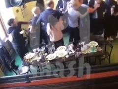 Били стільцем і кулаками: в Мережі з явилося відео брутального побиття чиновників російськими футболістами