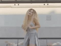 Длинноволосая блондинка Настя Каменских станцевала на остановке в новом клипе