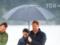 Вагітна Меган в кросівках разом з принцом Гаррі прогулялася під парасолькою по пляжу Нової Зеландії