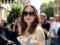 Улыбающаяся Анджелина Джоли в открытом платья вместе с крестной мамой прогулялась по улицам Парижа