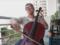 Терапия музыкой против COVID-19: виолончелистка играет на балконе для соседей