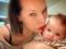 Мілла Йовович показала, як годує тримісячну доньку грудьми