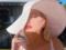 Фигуристая Кристина Агилера в белом платье-майке эротично позировала в бассейне