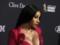 Блондинка Cardi B в наряде со сверхглубоким декольте эротично облизала пистолет
