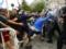 Появилось видео драки фанатов и полиции во время прощания с Марадоной: есть пострадавшие