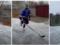 Гололедица не помеха: лидер сборной Украины по хоккею провел тренировку на замерзшей улице