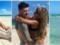 Схватил за ягодицы: вратарь  Динамо  показал горячее фото с женой на пляже Мексики