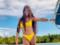 Экс-жена Дзидзьо желтым бикини подчеркнула стройную обольстительную фигуру