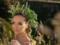 Анна Саливанчук в платье-ночнушке и венке из трав прогулялась полем в новой фотосессии