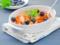 Угощение: фруктовый салат с персиками и черникой