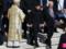 Зеленского встретили аплодисментами на прощании с Папой Римским.