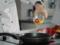 Масло во время жарки брызгает и пачкает кухню: лайфхаки, которые помогут решить проблему